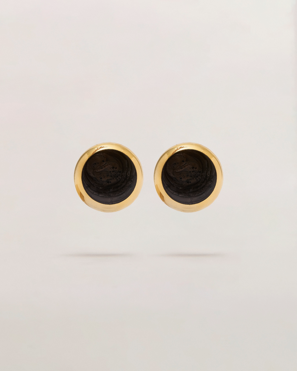 Orecchino bottone vintage con perno e farfallina