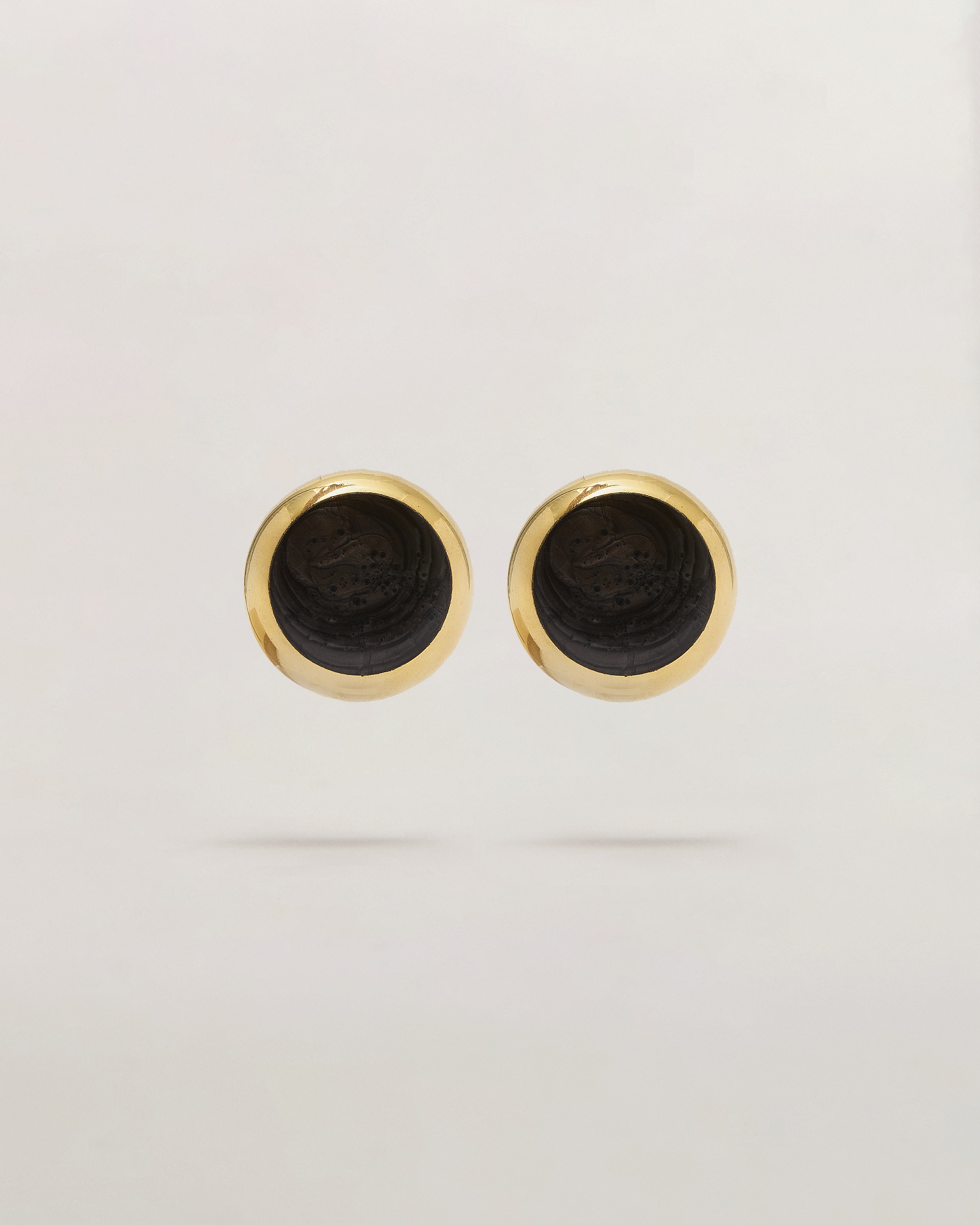 Orecchino bottone vintage con perno e farfallina