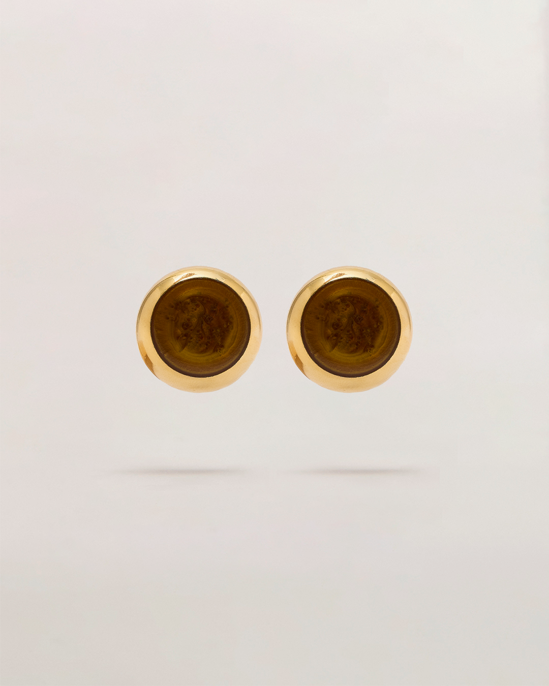 Orecchino bottone vintage con perno e farfallina