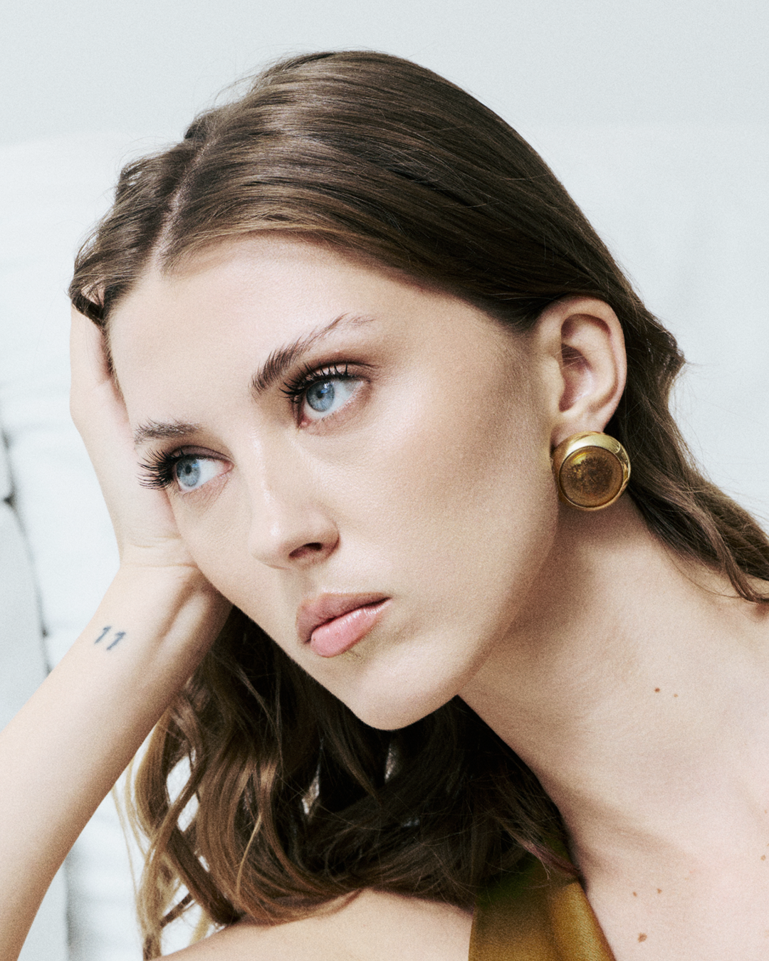 Orecchino bottone vintage con perno e farfallina