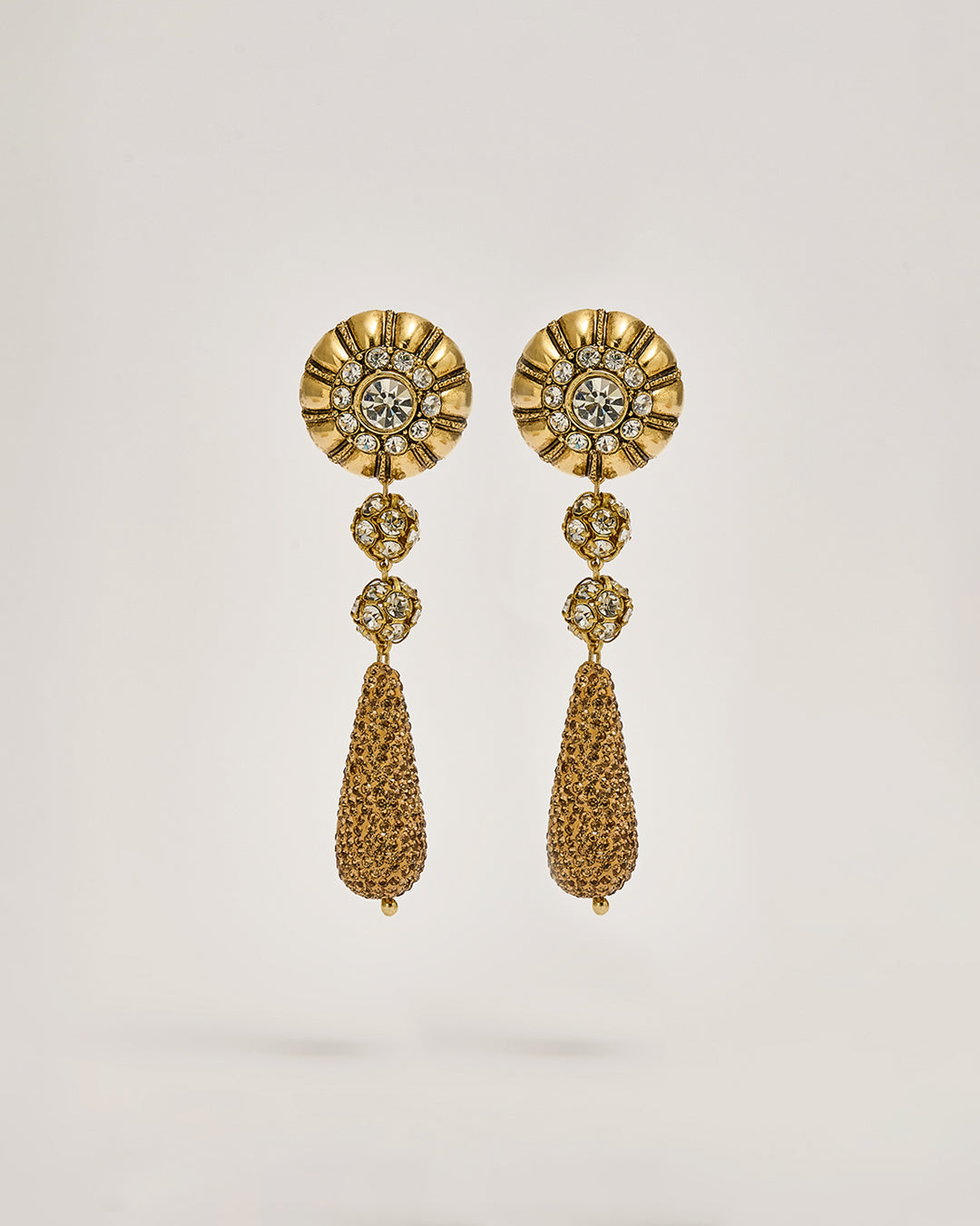 Orecchini pendenti con bottone gioiello vintage, sfere e gocce di cristalli. 