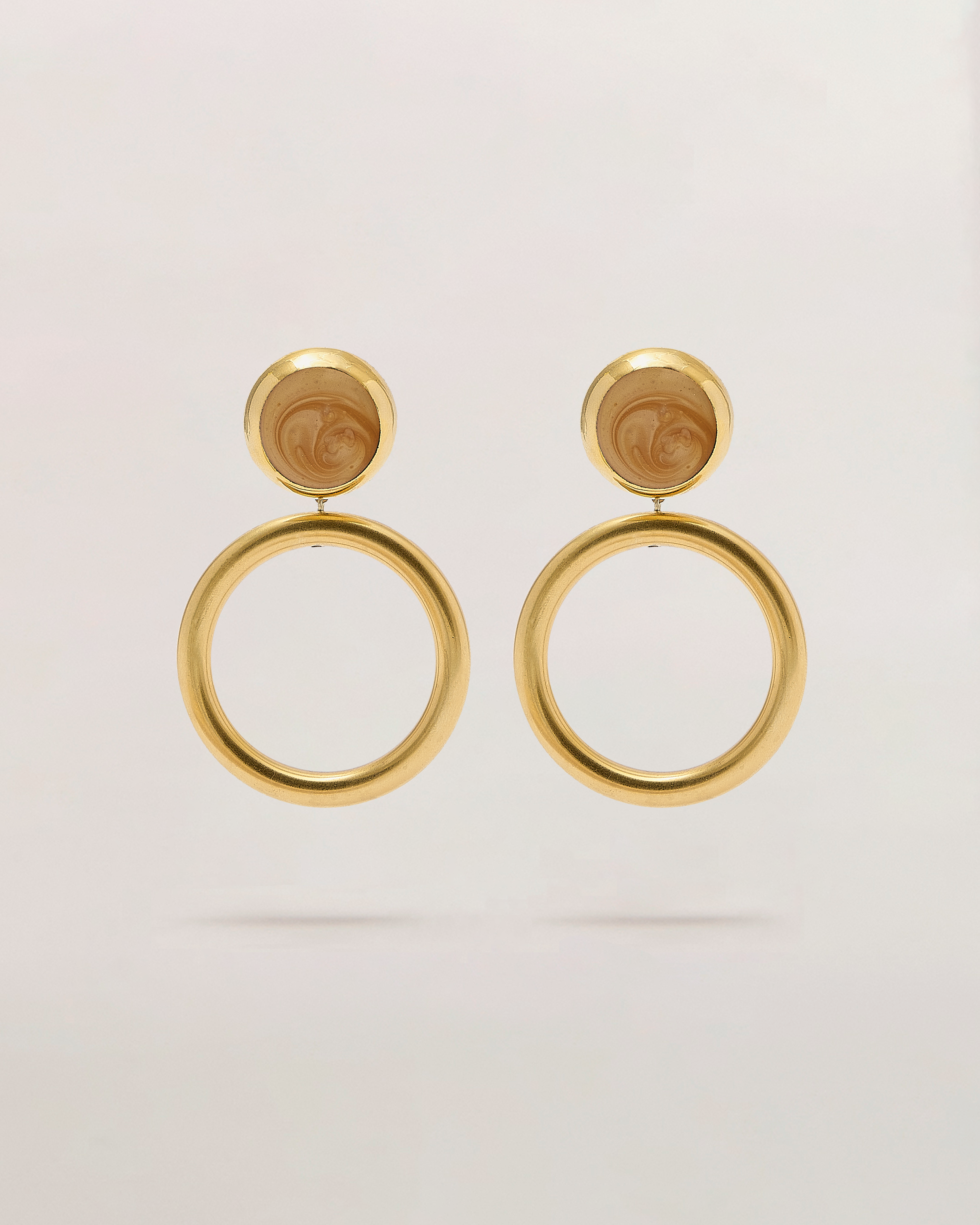 Orecchini pendenti con bottone vintage in resina ambra