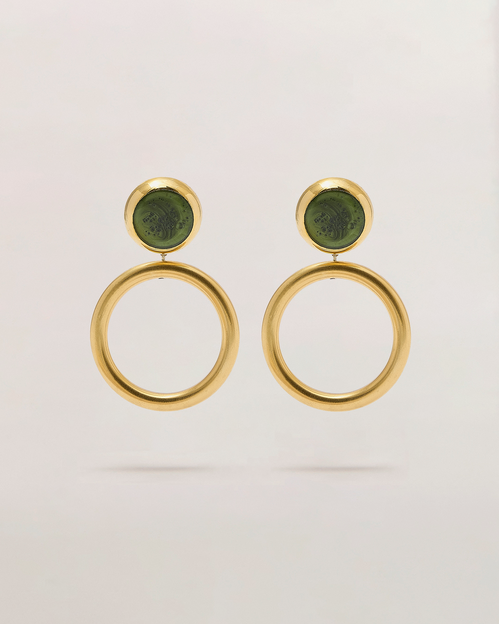 Orecchini pendenti con bottone vintage in resina verde bosco