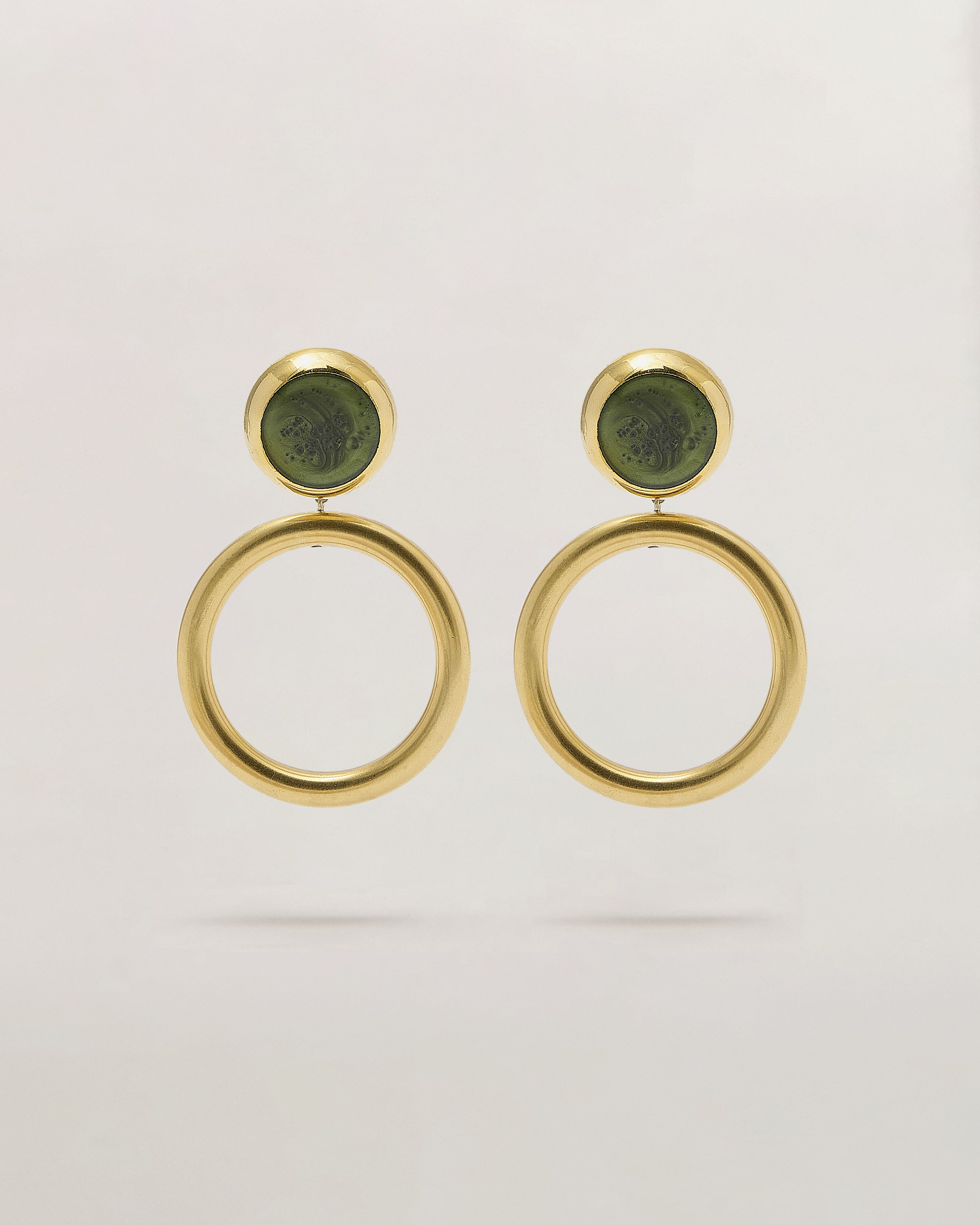 Orecchini pendenti con bottone vintage in resina verde bosco