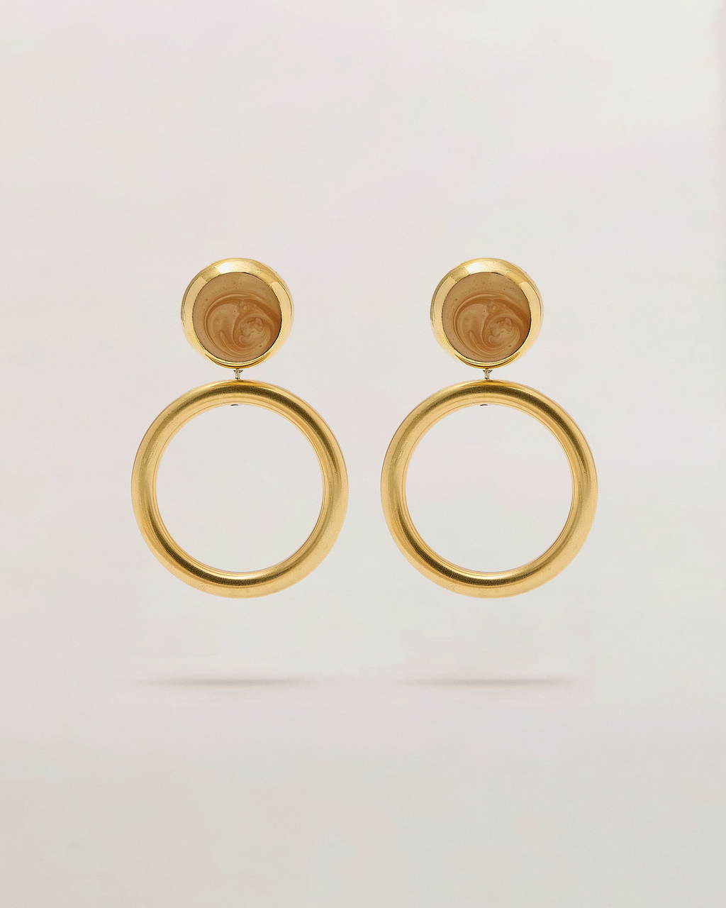 Orecchini pendenti con bottone vintage in resina smaltata vintage e tubolare in ottone