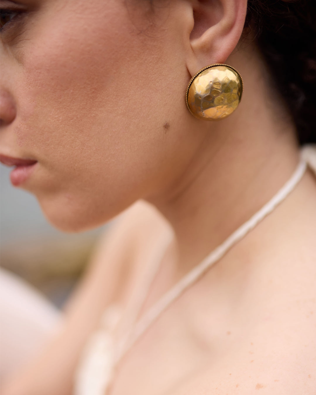 FEBE · Orecchini bottone vintage metallo martellato
